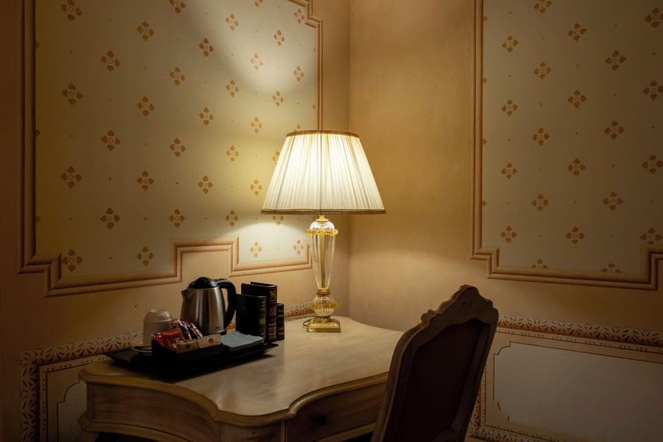 Junior Room | Minibar, in-room safe, desk, laptop workspace