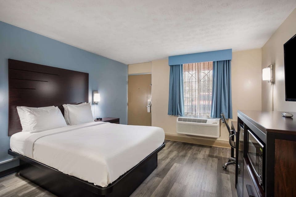 Standard Room, 1 Queen Bed, Non Smoking, Refrigerator & Microwave | Laptop workspace, blackout drapes, iron/ironing board, free WiFi