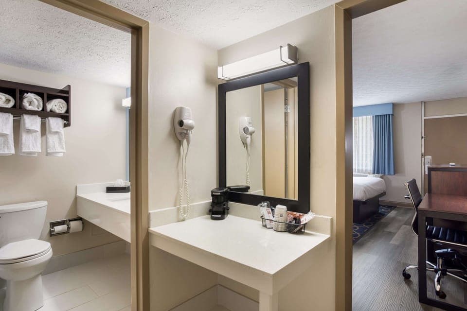 Standard Room, 2 Queen Beds, Non Smoking, Refrigerator & Microwave | Bathroom | Combined shower/tub, hydromassage showerhead, free toiletries