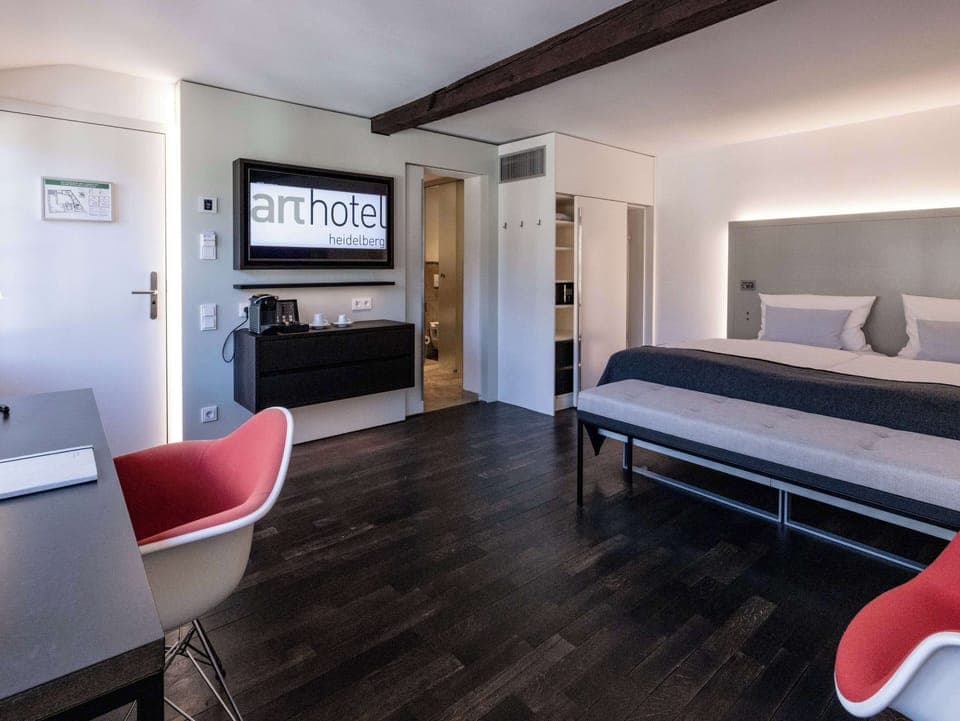 Hypo-allergenic bedding, in-room safe, desk, free WiFi