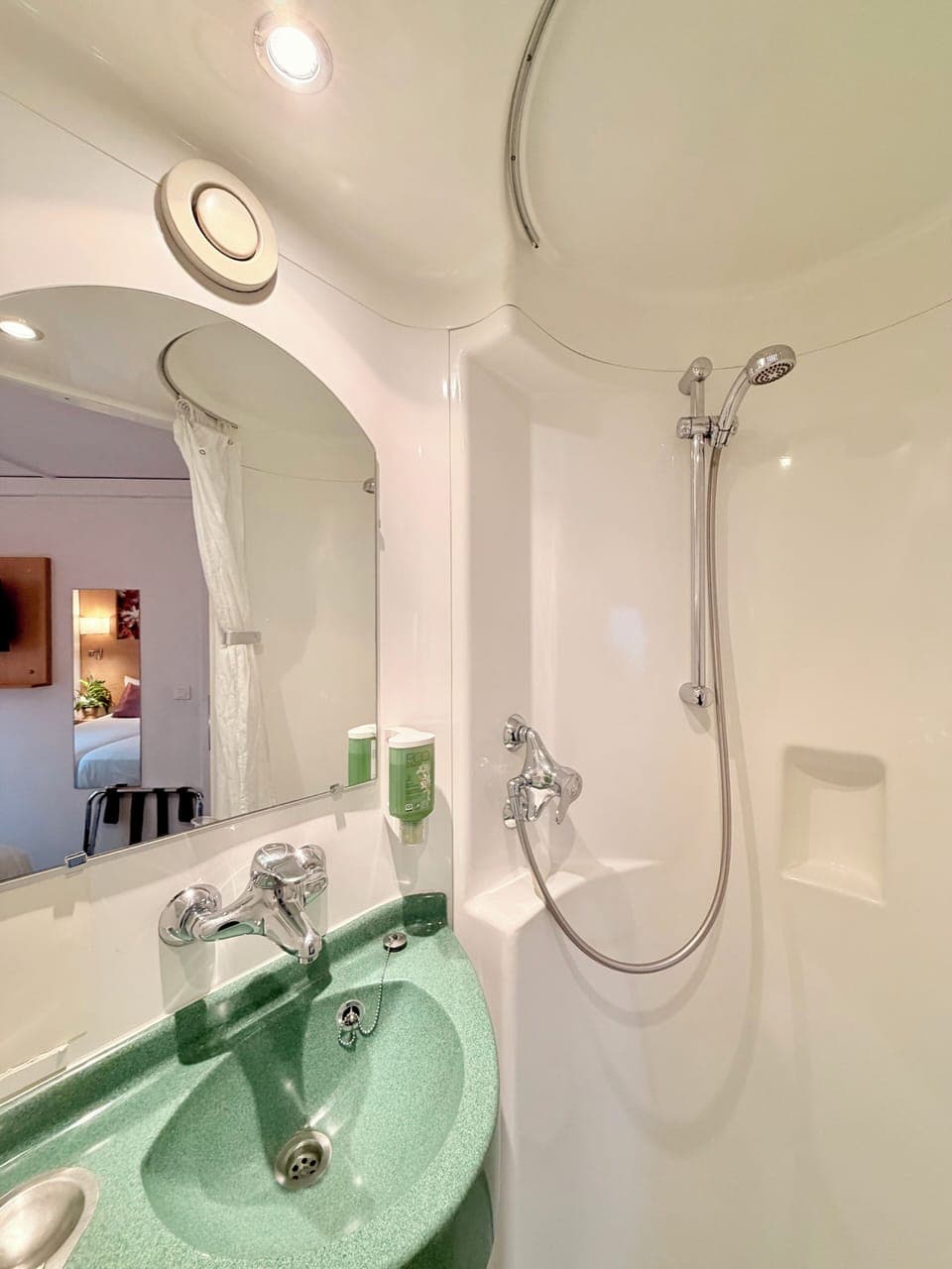 Twin Room | Bathroom | Shower, towels