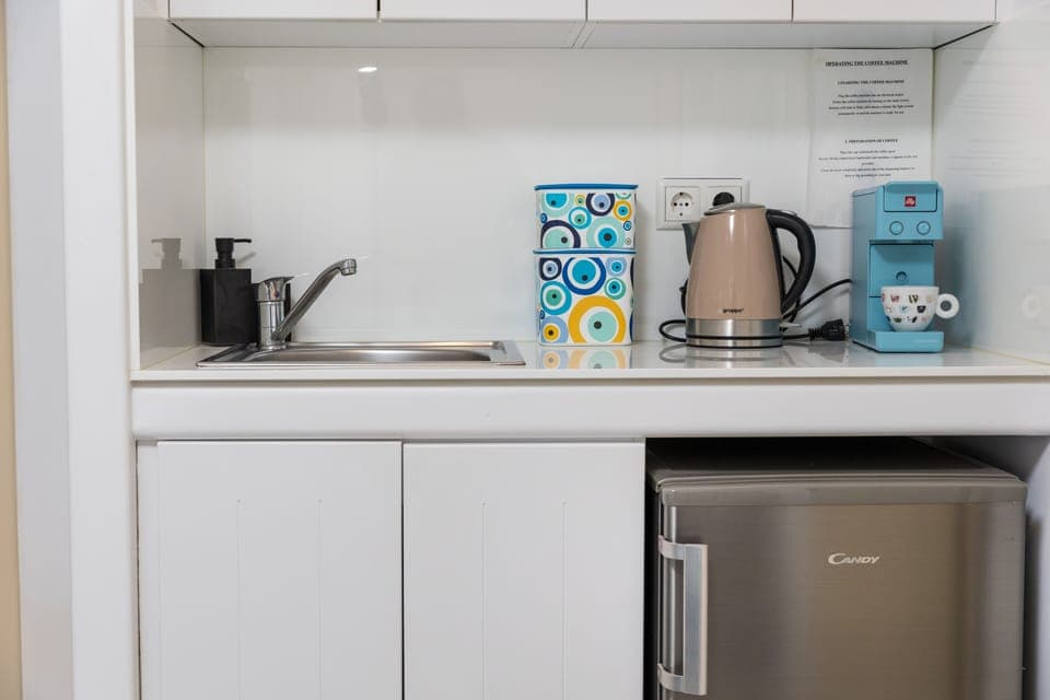 Single Room, 1 Queen Bed | Premium bedding, down comforters, pillowtop beds, in-room safe