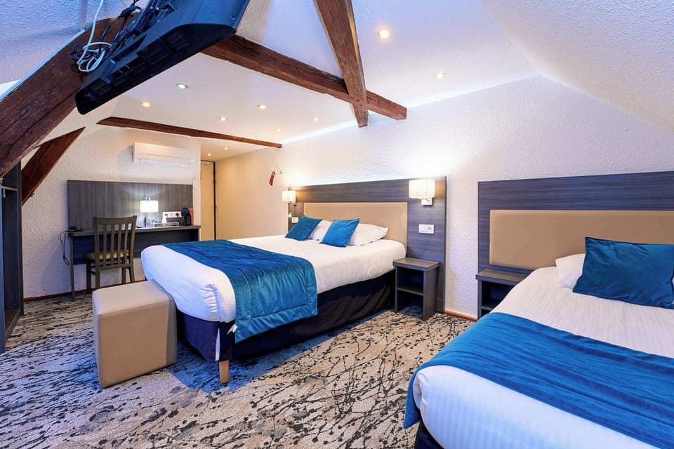 Comfort Triple Room | Individually furnished, desk, soundproofing, iron/ironing board