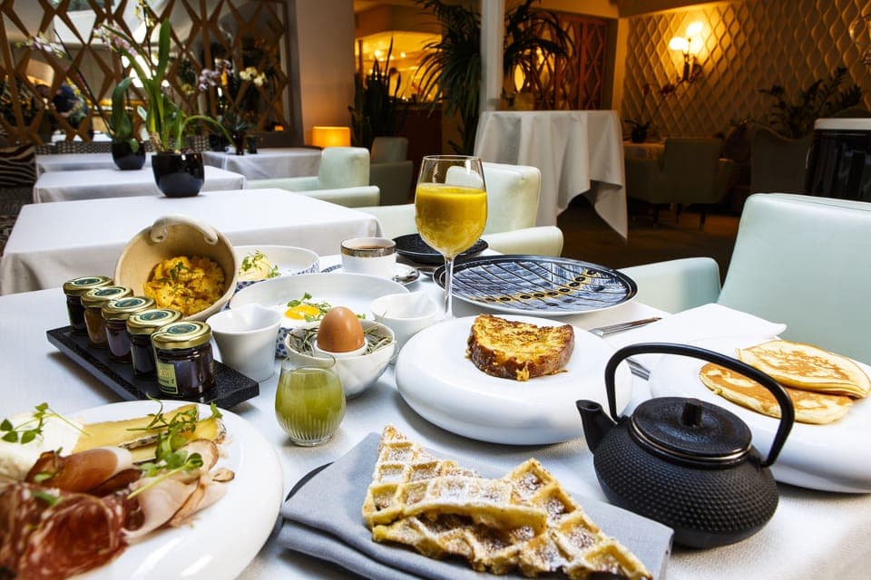 Daily continental breakfast (EUR 18 per person)