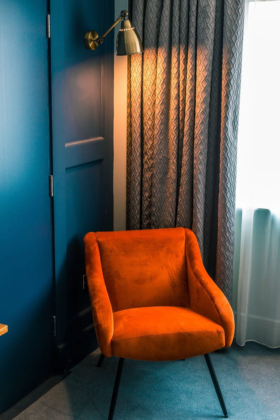 Desk, soundproofing, free WiFi, bed sheets