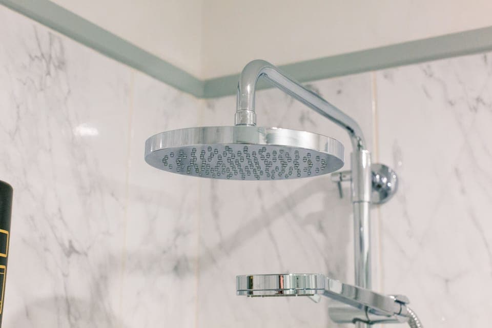 Combined shower/tub, hair dryer, towels