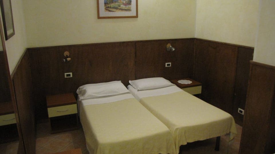 Double Room | Laptop workspace, free WiFi, bed sheets