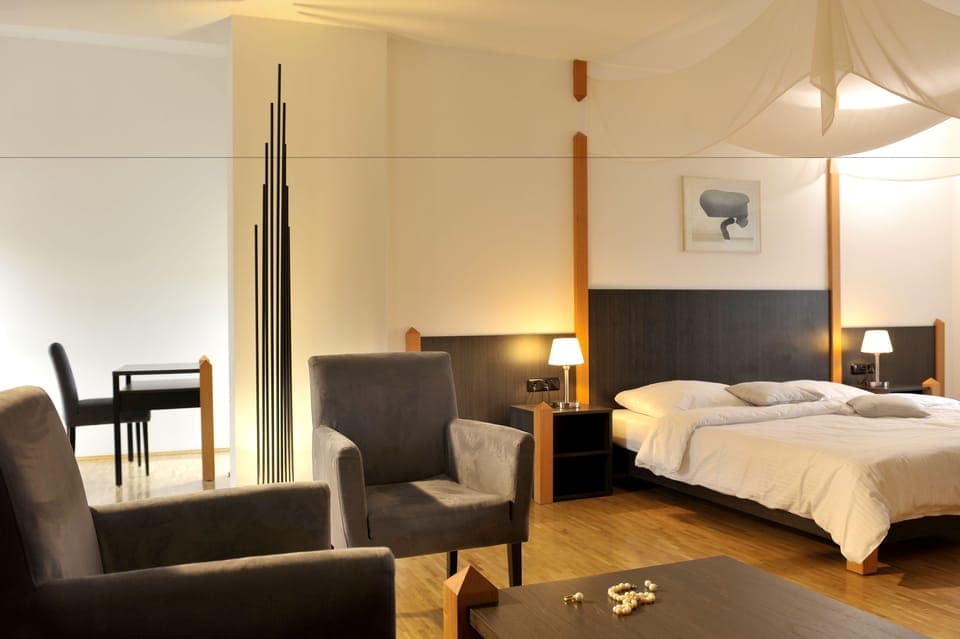 Double Room | Minibar, in-room safe, individually decorated, individually furnished