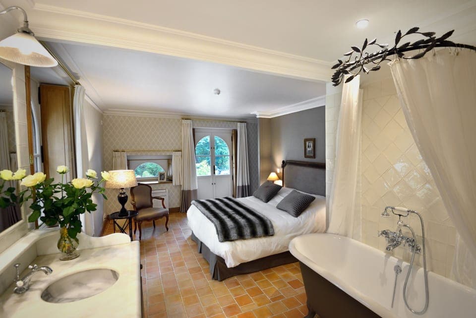 Comfort Room (in d'Artagan House) | Bathroom | Free toiletries, hair dryer, bathrobes, slippers