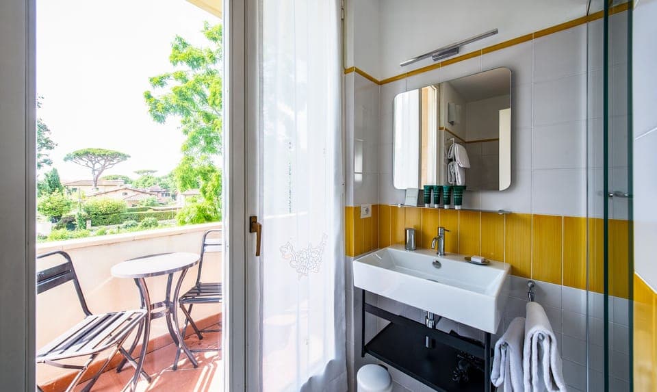 Deluxe Double Room, Balcony | Bathroom | Free toiletries, hair dryer, slippers, bidet