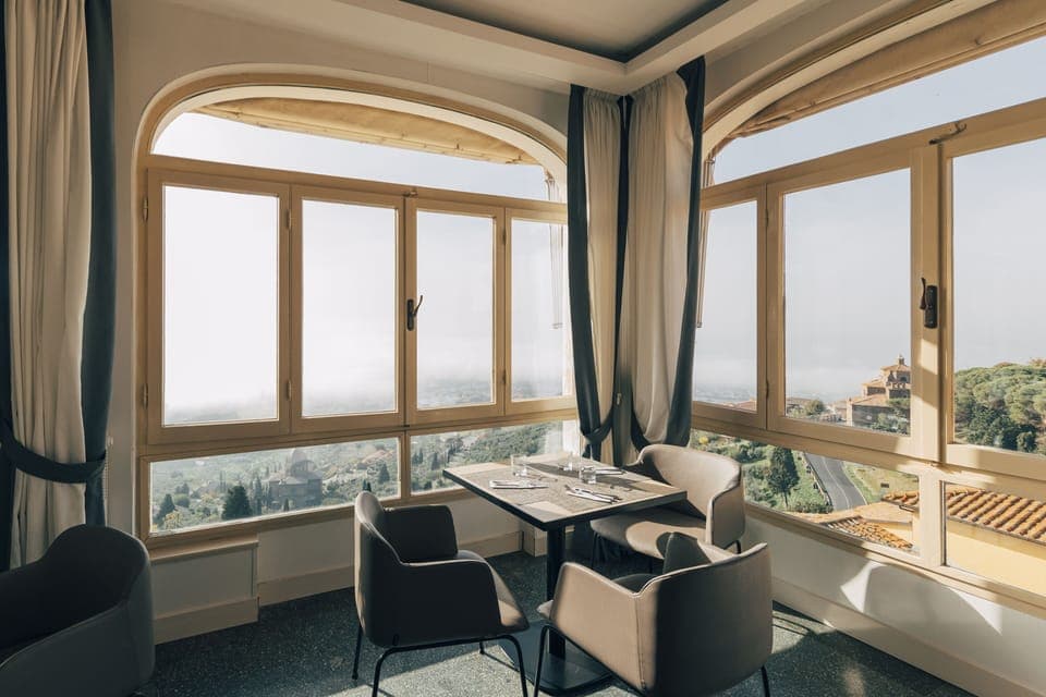 Daily continental breakfast (EUR 4 per person)