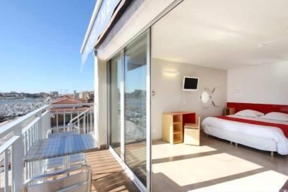 Premium bedding, in-room safe, soundproofing, free WiFi