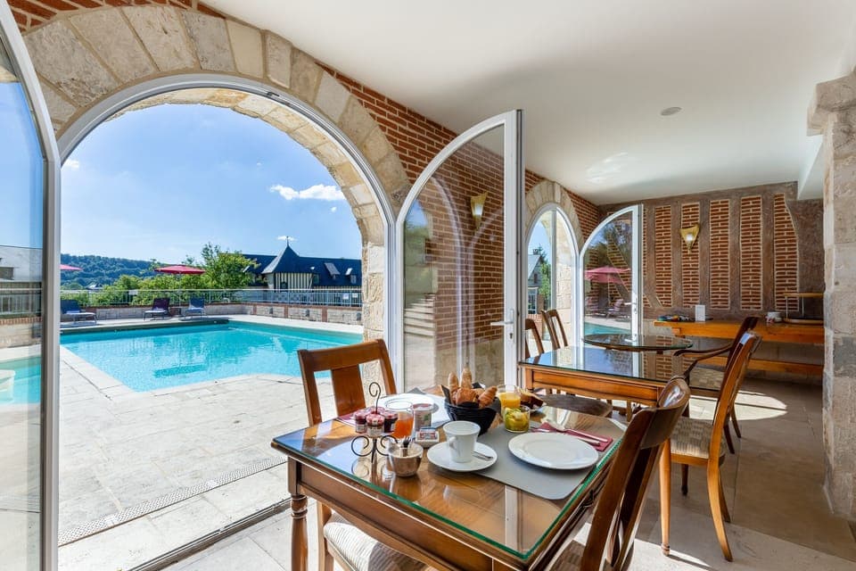 Daily continental breakfast (EUR 17 per person)