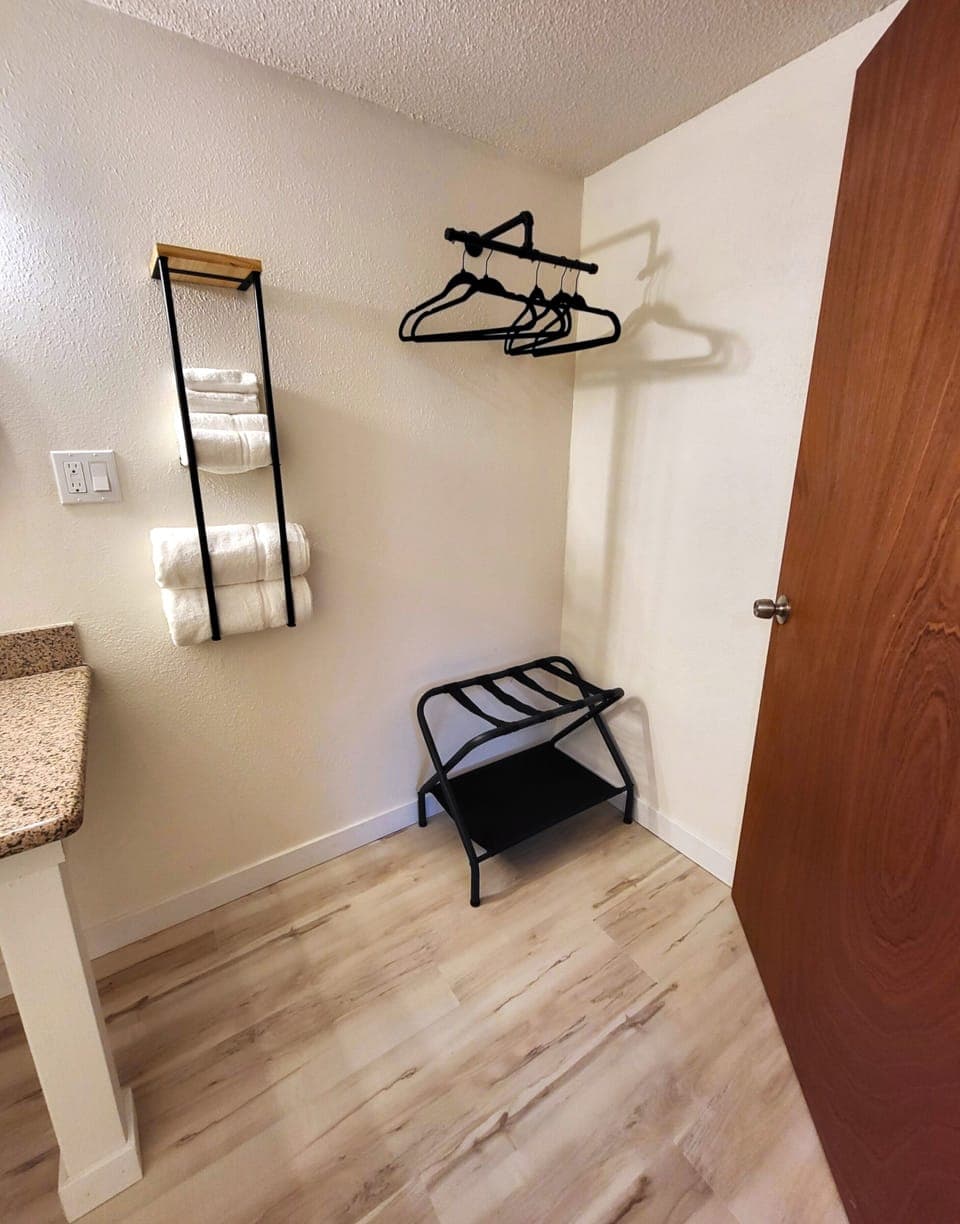Combined shower/tub, free toiletries, hair dryer, towels