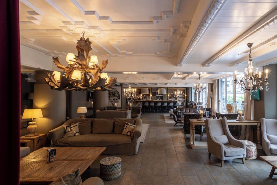 Breakfast, dinner served; Regional cuisine, alfresco dining 