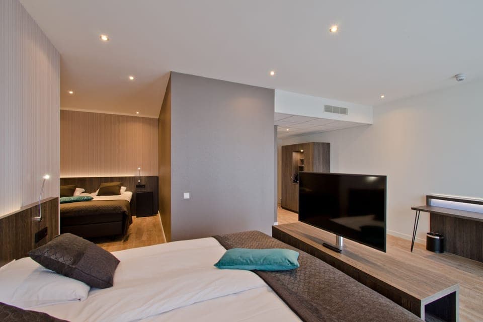 Family Room | In-room safe, desk, soundproofing, cribs/infant beds