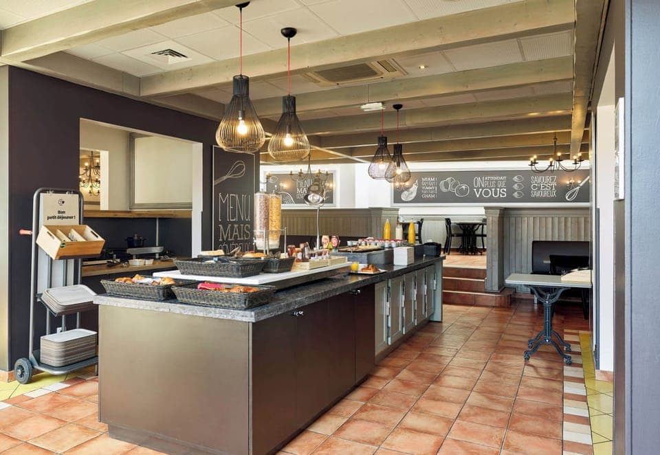 Daily buffet breakfast for a fee