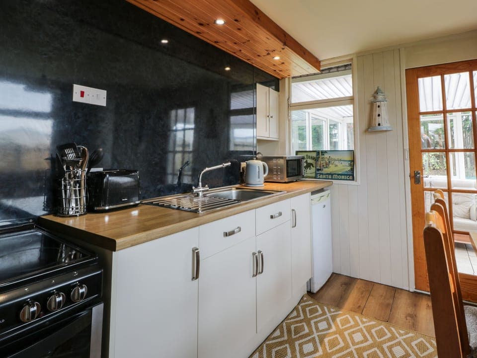 Cottage | Private kitchen | Fridge, stovetop, highchair, cookware/dishes/utensils