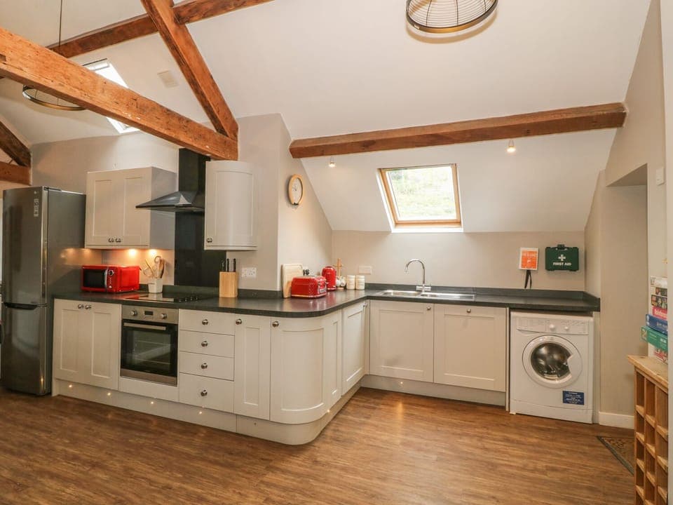 Cottage | Private kitchen | Dishwasher, cookware/dishes/utensils