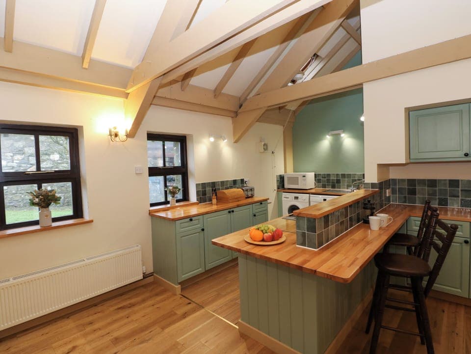 Cottage | Private kitchen | Fridge, microwave, stovetop, dishwasher