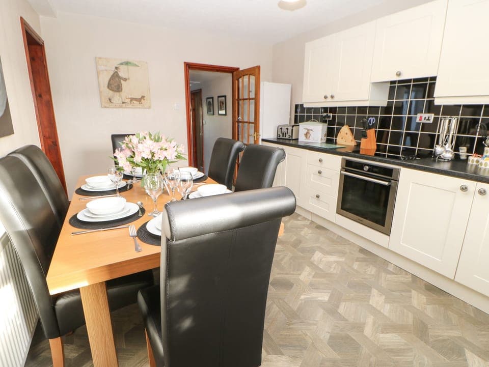 Cottage | Private kitchen | Fridge, microwave, stovetop, dishwasher