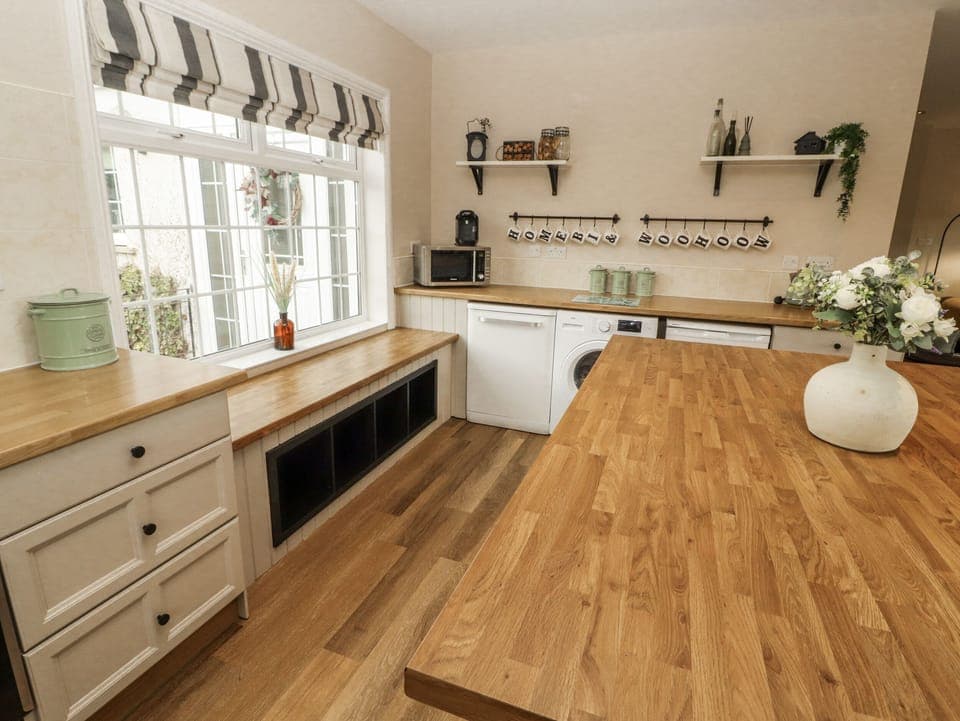 Stovetop, dishwasher, highchair, cookware/dishes/utensils