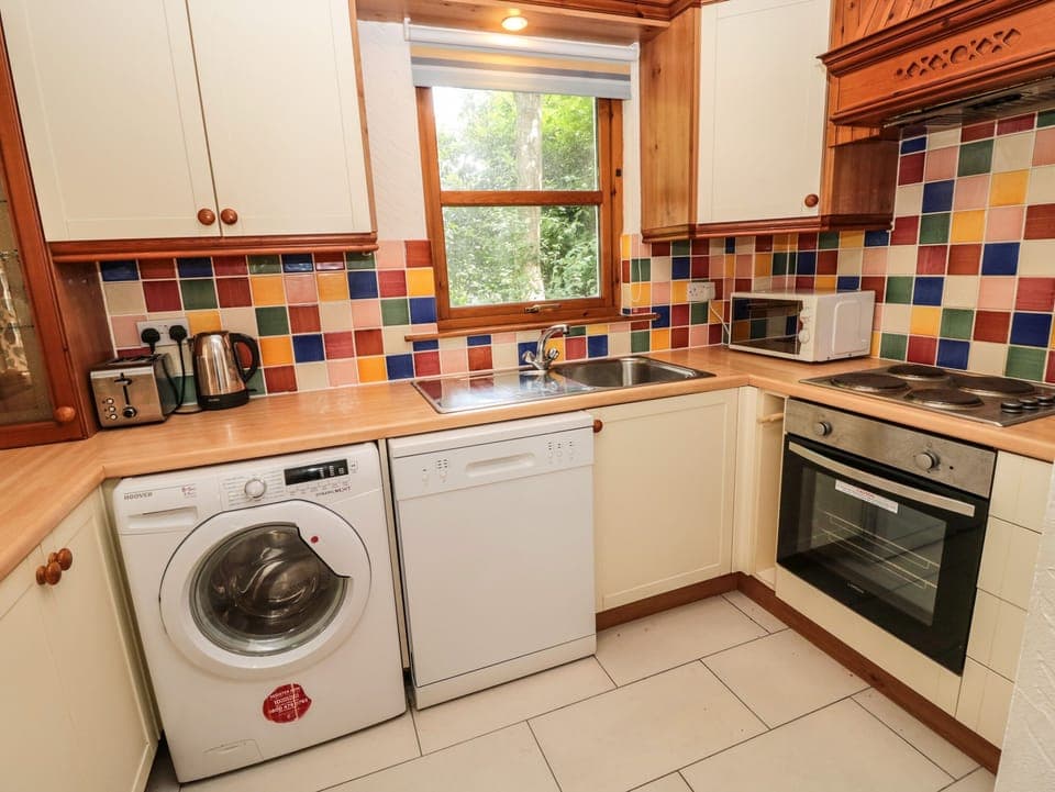 Cottage | Private kitchen | Stovetop, dishwasher, highchair, cookware/dishes/utensils