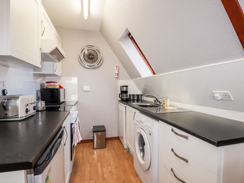 Cottage | Private kitchen | Stovetop, dishwasher, cookware/dishes/utensils