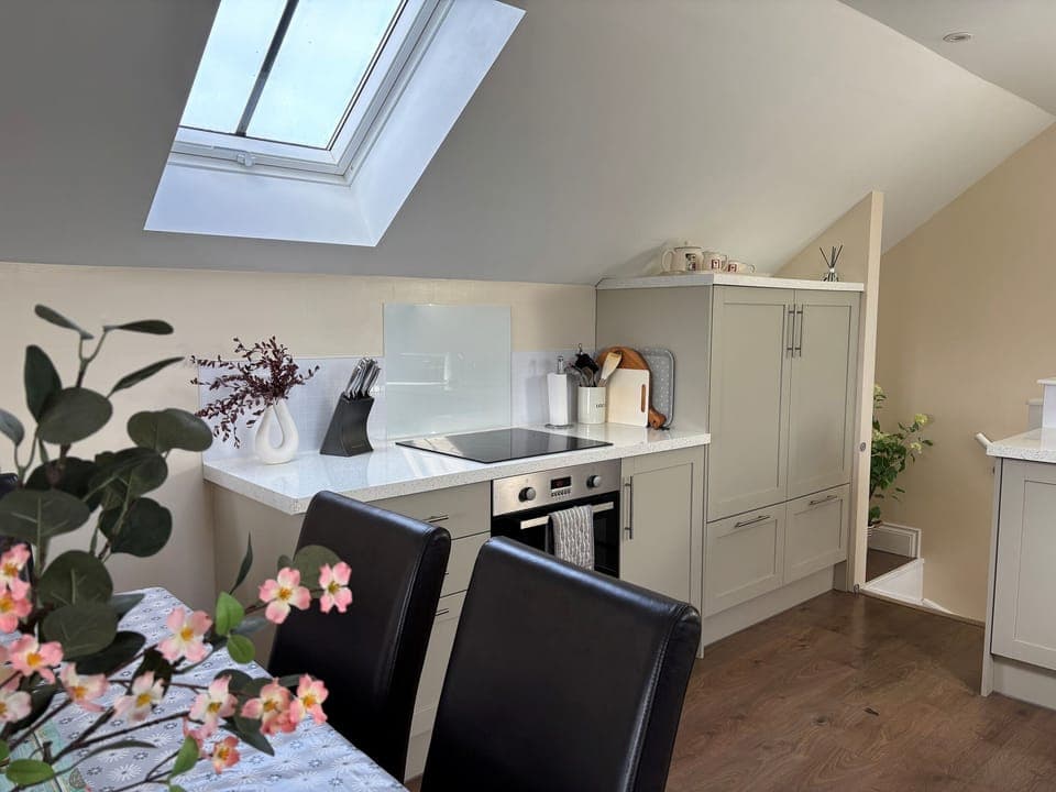 Cottage | Private kitchen | Fridge, microwave, stovetop, dishwasher