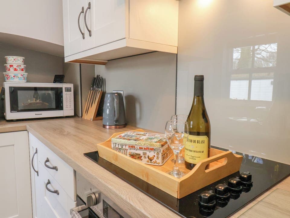 Cottage | Private kitchen | Dishwasher, highchair, cookware/dishes/utensils