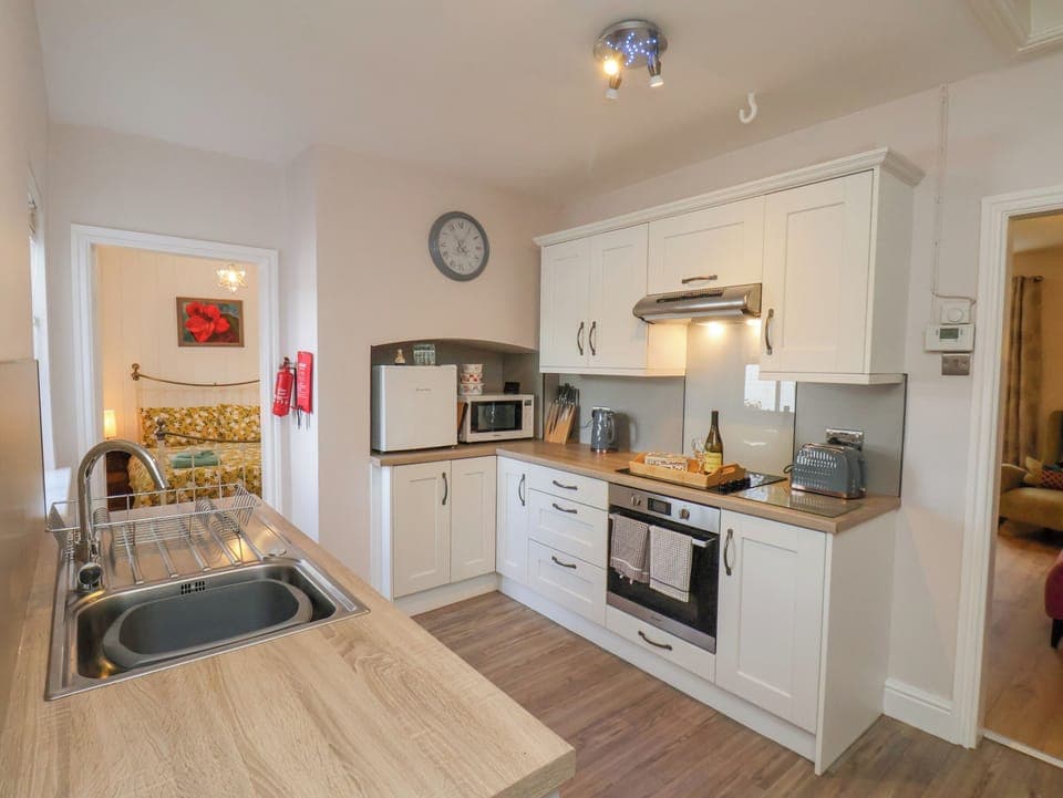 Cottage | Private kitchen | Dishwasher, highchair, cookware/dishes/utensils