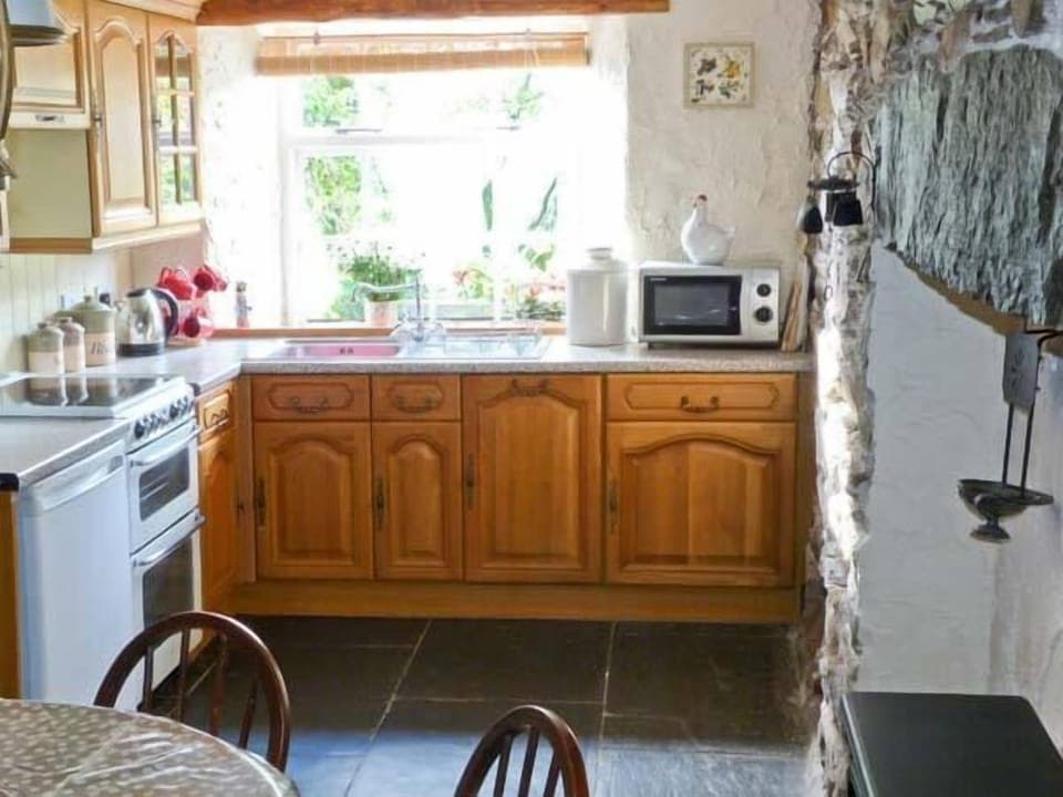 Cottage | Private kitchen | Stovetop, dishwasher, cookware/dishes/utensils