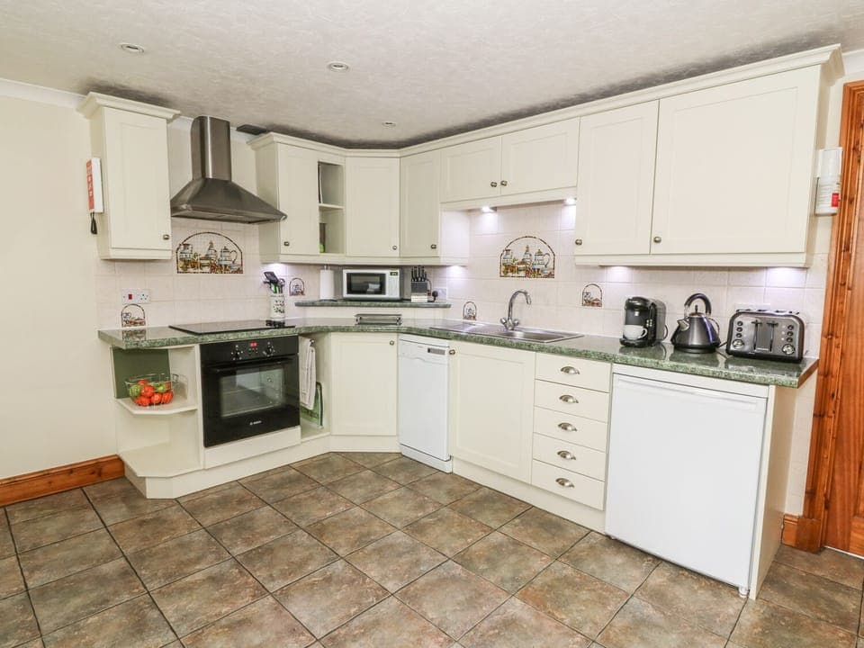 Cottage | Private kitchen | Fridge, microwave, stovetop, dishwasher