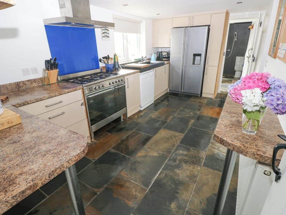 Cottage | Private kitchen | Fridge, microwave, stovetop, dishwasher