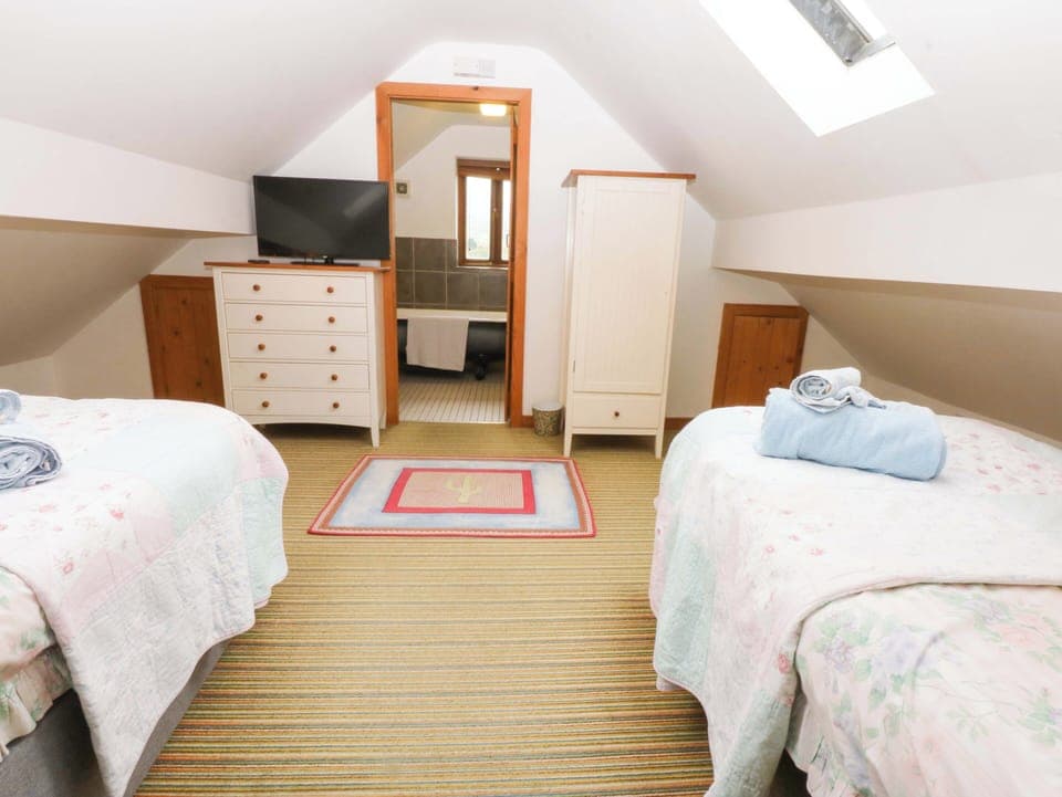 Cottage | 2 bedrooms, individually decorated, individually furnished, free WiFi