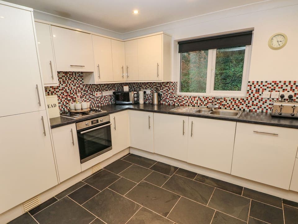 Cottage | Private kitchen | Stovetop, dishwasher, highchair, cookware/dishes/utensils