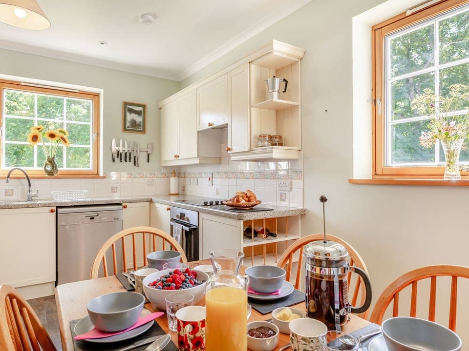 Cottage | Private kitchen | Dishwasher, cookware/dishes/utensils