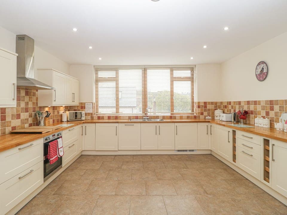 Cottage | Private kitchen | Fridge, microwave, stovetop, dishwasher