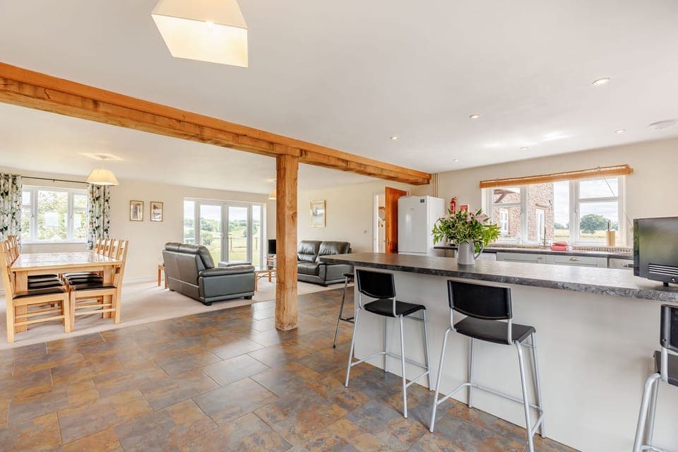 Cottage | Private kitchen | Dishwasher, cookware/dishes/utensils