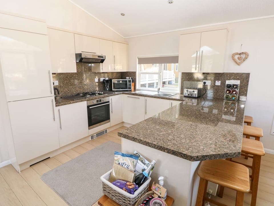 Cottage | Private kitchen | Fridge, microwave, stovetop, dishwasher