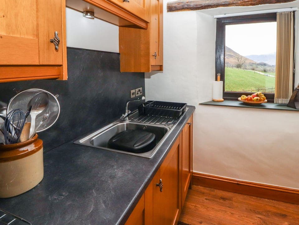 Cottage | Private kitchen | Dishwasher, cookware/dishes/utensils