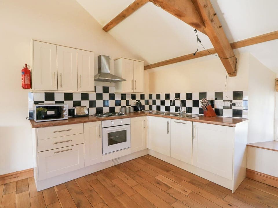 Cottage | Private kitchen | Dishwasher, cookware/dishes/utensils