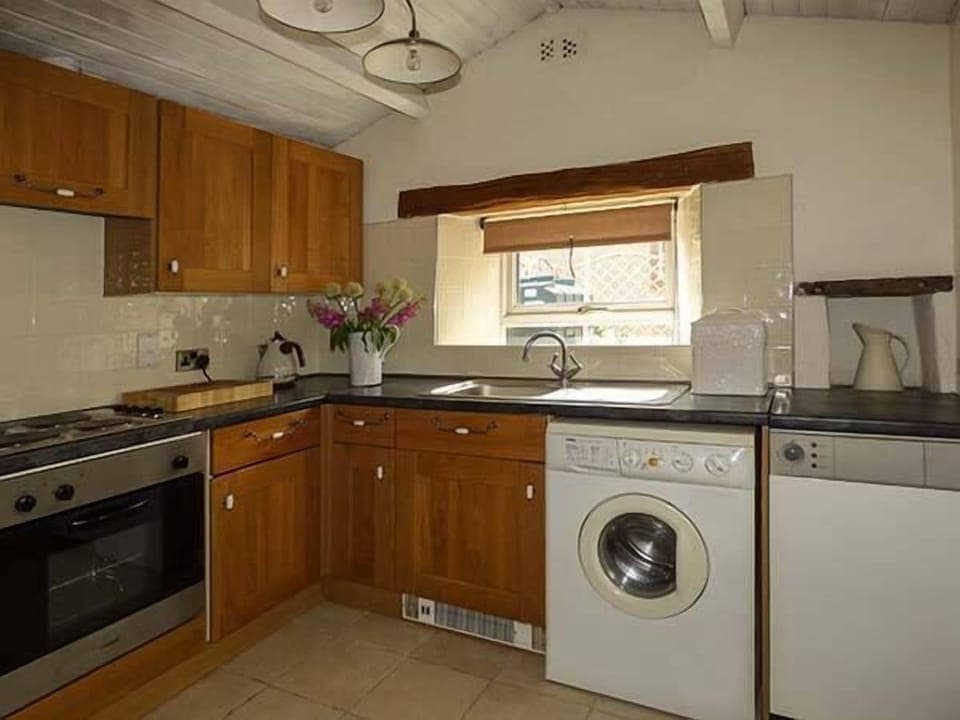 Cottage | Private kitchen | Fridge, microwave, stovetop, highchair