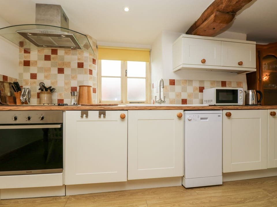 Cottage | Private kitchen | Fridge, microwave, stovetop, dishwasher