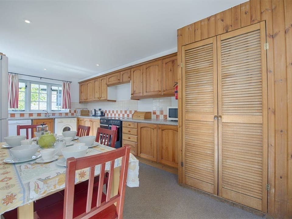 Cottage | Private kitchen | Microwave, stovetop, dishwasher, highchair