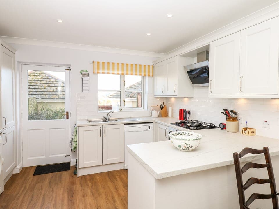 Cottage | Private kitchen | Microwave, stovetop, dishwasher, cookware/dishes/utensils