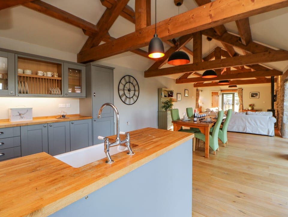 Cottage | Private kitchen | Microwave, stovetop, dishwasher, cookware/dishes/utensils