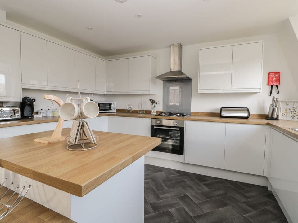 Cottage | Private kitchen | Dishwasher, cookware/dishes/utensils