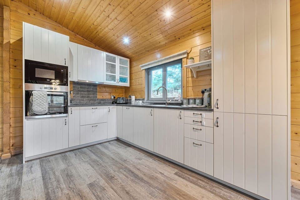 Cottage | Private kitchen | Microwave, stovetop, dishwasher, cookware/dishes/utensils