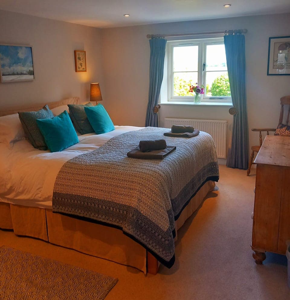 SUPERKING bed, Vispring mattress, Egyptian cotton linen, white company towels